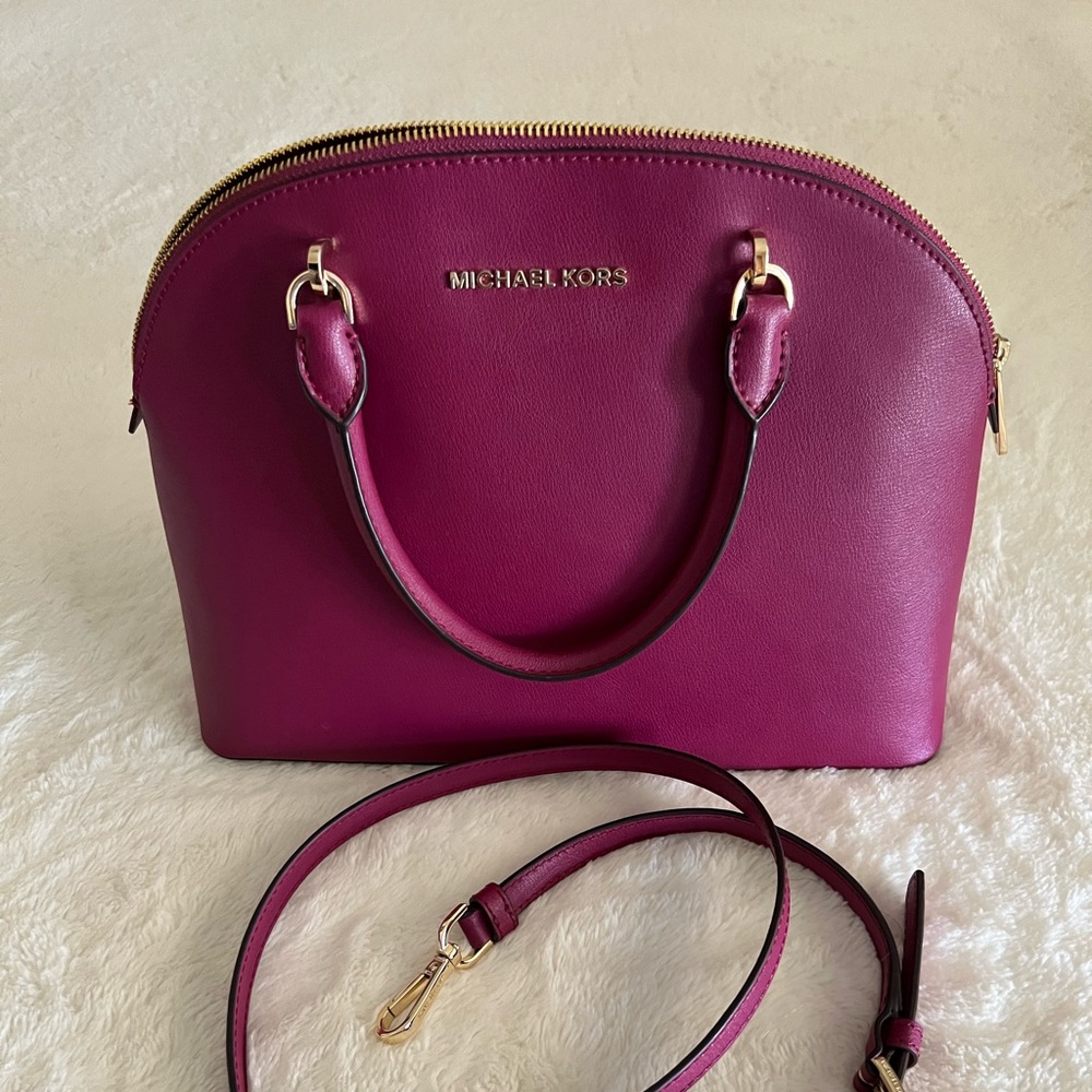 MICHAEL KORS MD BUCKET BAG MSGR LEATHER